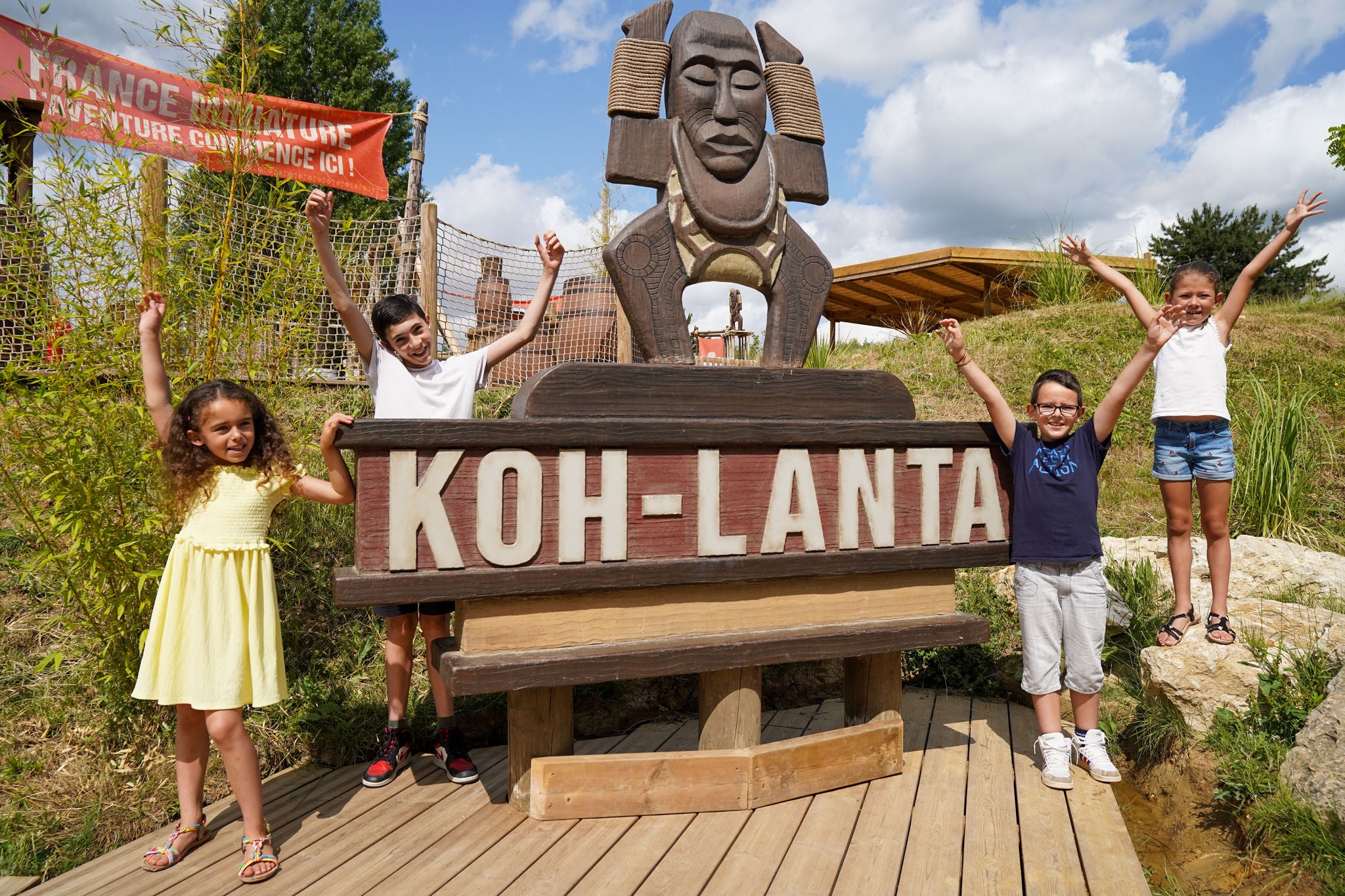 A picture of children around the totem from the famous French TV show Koh-Lanta at France Miniature