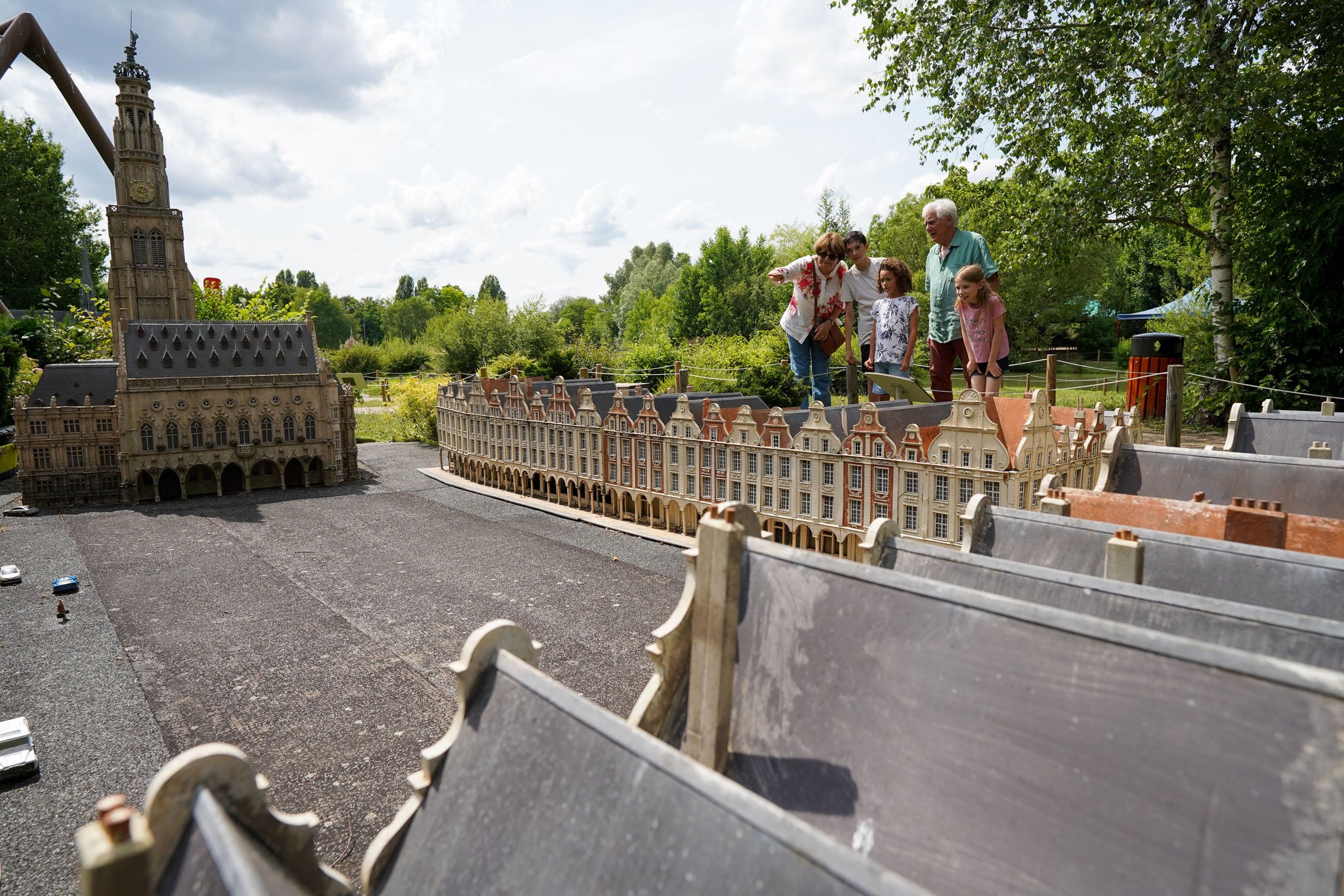 Miniature train sur le pont à France Miniature