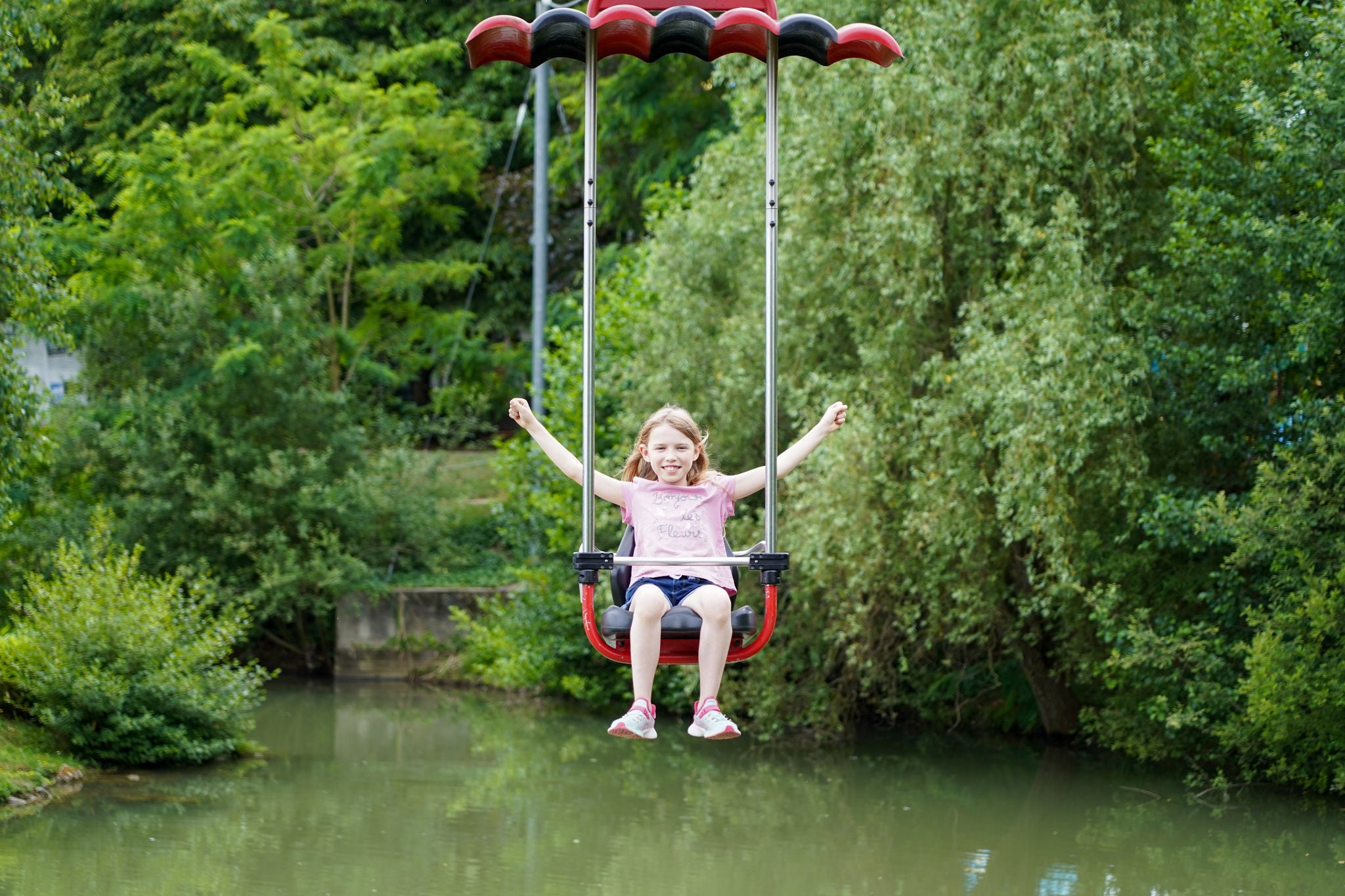 enfant d'anniversaire aux attraction